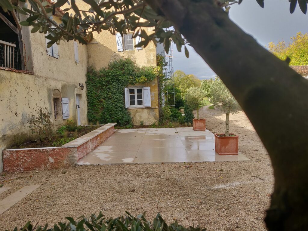 Muret de soutènement et terrasse en pierre naturelle, abords plantés